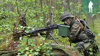 Ein Soldat mit einem Gewehr im Wald