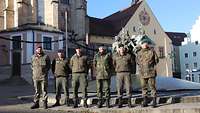 Gruppenfoto im Stadtkern von Cham in Bayern vor einem Springbrunnen