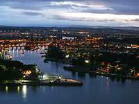 Luftaufnahme Koblenz deutsches Eck in der Dämmerung.