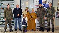 Das Foto zeigt die Sternsingerinnen beim Besuch der Militärpfarrämter Idar-Oberstein