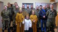 Sternsinger und Soldaten im Ausbildungsgerätelager Indirektes Feuer des Ausbildungszentrums Munster