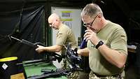 Zwei Soldaten überprüfen ein Gewehr G36 auf Schäden. Jede Waffe muss hierfür zerlegt werden