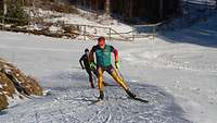 Zwei Skifahrer unterwegs