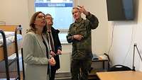 Oberstleutnant Peter Eckert zeigt Gesundheisministerin Bätzing-Lichtenthäler eine Stube