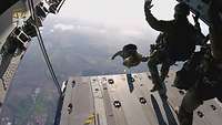 Fallschirmjäger der Bundeswehr springen von der Heckklappe aus einem Flugzeug vom Typ A400M