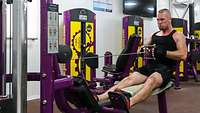 Stabsfeldwebel Andy W. sitzt im Gym an einer Zugmaschine und trainiert
