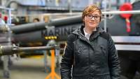 Die Bewerberin Denise steht vor dem Hubschrauber Sea Lynx