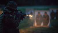 Ein Soldat schießt bei Nacht