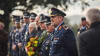 Luftwaffensoldaten gedenken bei Regen auf dem Soldatenfriedhof in Maleme auf Kreta ihrer Kameraden