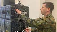 Ein Soldat arbeitet an IT-Gerät