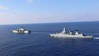 Die Fregatte „Hamburg“ und ihr Führungsschiff die „San Giorgio“ fahren hintereinander im Mittelmeer