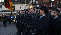 Die Ehrenformation des II./Bataillons des Objektschutzregiment der Luftwaffe ist auf dem Rathausplatz in Diepholz angetreten.