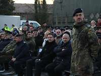 Oberstleutnant Ralf Himmelreich steht auf dem Diepholzer Rathausplatz und schaut auf die Paradeaufstellung. 