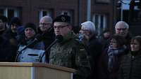 Oberstleutnant Jürgen Hartmann hält eine Rede vor den Gästen des Verlegeappells auf dem Rathausplatz in Diepholz. 