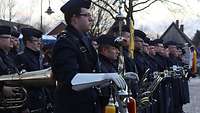 Teile des Luftwaffenmusikkorps sind auf dem Rathausplatz in Diepholz angetreten und spielen diverse Lieder. 