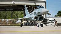 Techniker lösen Sicherungsstifte von den Bewaffnungen des Eurofighters