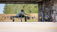 Last#en Chance#en Check#en: Ein Techniker überprüft ein letztes Mal den Eurofighter im Hangar.