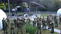 Soldaten bei einem ökumenischen Feldgottesdienst im Luftbrückenmuseum auf dem Fliegerhorst Faßberg