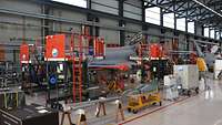 Eingepfercht von Leitern, Stützen und Gerüsten wird der Ausbildungs-Eurofighter bei Airbus wieder flugfähig gemacht.