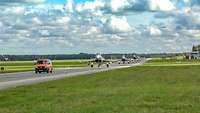 Vier Eurofighter sind gelandet und rollen denTaxiway entlang.