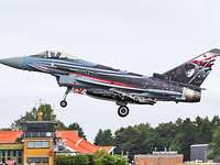 Kampfjet der Bundeswehr Eurofighter mit Sonderfolierung beim Landeanflug