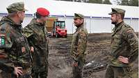 Bundeswehr-Soldaten stehen vor einem riesengroßen weißen Zelt.