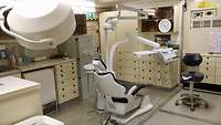 Bereich des Zahnarztes der deutschen Sanitätseinrichtung, in der Mitte der Behandlungsstuhl für Patienten
