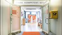 Ein blick durch den Eingang in das Foyer mit Ausstellungsstücken