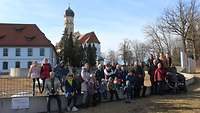 Die Teilnehmer der Rüstzeit stehen vor Kirche Sankt Martin