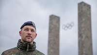 Soldat steht vor dem Olympiastadion in Berlin.