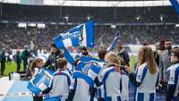 Spalierkinder im Stadion