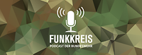 Das Logo "Funkkreis – Podcast der Bundeswehr" in weiß auf einem tarnfarbenen Polygonmuster