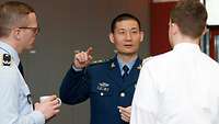 Ein chinesischer Offizier im Gespräch