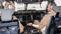 Zwei Piloten sitzen gemeinsam in einem Cockpit
