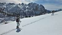 Zwei Soldaten ziehen auf Skiern in einer Loipe über ein Schneefeld im Gebirge.