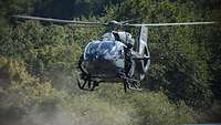 Tactical Operator unterstützen die Piloten beim Abheben des Hubschraubers durch Beobachtung des Umfelds.