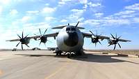 Das Flugzeug A400 M steht auf dem Stellplatz und wartet auf das Startsignal des Fluglotsen