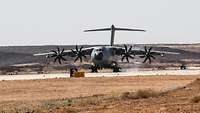 Das Flugzeug A400 M ist auf der Air Base gelandet