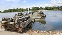 Die Schwimmbrücke: Aneinandergekoppelte Amphibien überbrücken einen Fluss in der gesamten Breite.