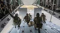 Die Soldaten des AMPT sitzen auf der Rampe des A400M und werden jede Sekunde eine 360-Grad-Sicherung einnehmen