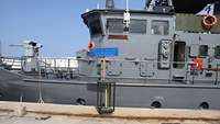 Das libanesische Küstenwachboot „Tabarja“ liegt an der Pier der deutsch-libanesischen Partnerschaft