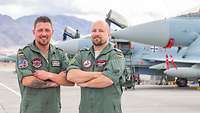 Der Qualitätssicherheitsmeister Sascha und der Crew-Chief-Fluggerätmechaniker stehen zusammen vor einem Eurofighter