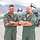 Der Qualitätssicherheitsmeister Sascha und der Crew-Chief-Fluggerätmechaniker stehen zusammen vor einem Eurofighter