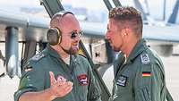 Ein Qualitätssicherheitsmeister bespricht sich mit einem Eurofighter Crew Chief vor einem Eurofighter