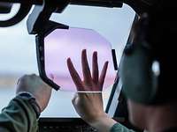 Der Pilot signalisiert mit seiner Hand aus dem Cockpit heraus, dass das 4. Triebwerk des A400M gestartet werden soll