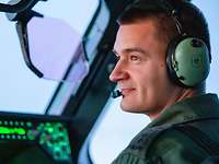 Der Pilot Christopher sitzt im Cockpit des A400M