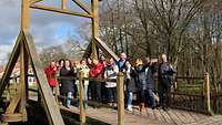 Teilnehmer des Frauenwochenendes mit Militärpfarrer Heß auf einer Brücke in der Historisch-Ökologischen Bildungsstätte Emsland