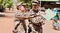 Anja H. und Birgit Q. im gemeinsamen Gespräch im Koulikoro Training Center