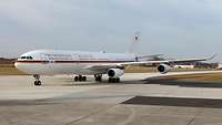 Ein Airbus A340 der Flugbereitschaft steht auf dem Rollfeld auf dem Köln-Bonner Flughafen