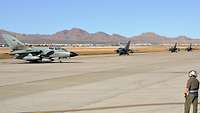 Vier Tornados rollen auf der Nellis Air Force Base. Sie sind mit vier Zusatztanks ausgerüstet für den Langstreckenflug